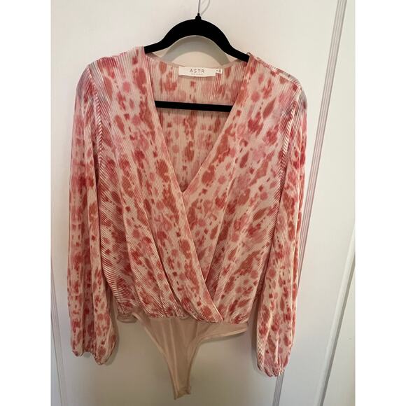 ASTR The Label Plisse pleated deep V-neck long sleeve bodysuit✨ - Picture 3 of 6